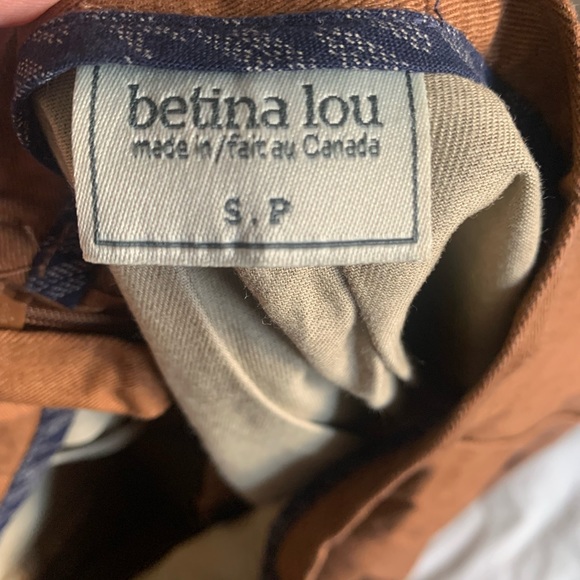 Size small, mid-high rise - Picture 2 of 2